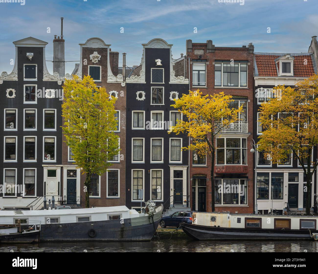 Amsterdam à l'automne, vue sur les maisons hollandaises pittoresques au bord du canal Banque D'Images