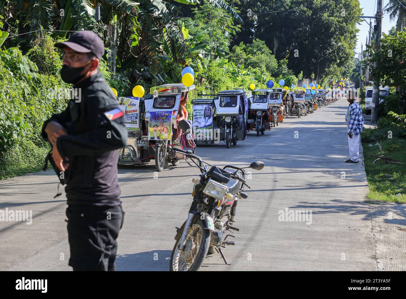 San Pablo, Philippines. 27 octobre 2023 : derniers jours de campagne avant les élections du 30e barangays et Sangguniang Kabataan (BSKE) de lundi. Le barangay est la plus petite division administrative des Philippines mais l'élection du président et des conseillers peut être une source de violence dans le pays. La Commission électorale (COMELEC) supervise toutes les activités de campagne. La police signale des dizaines d'incidents violents et au moins 8 tués dans le cadre d'élections. Jusqu'à 1 841 personnes ont été arrêtées pour port d'armes à feu malgré l'interdiction d'armes à feu et 5 532 armes à feu saisies.crédit : Kevin Izorce/Alamy Live News Banque D'Images