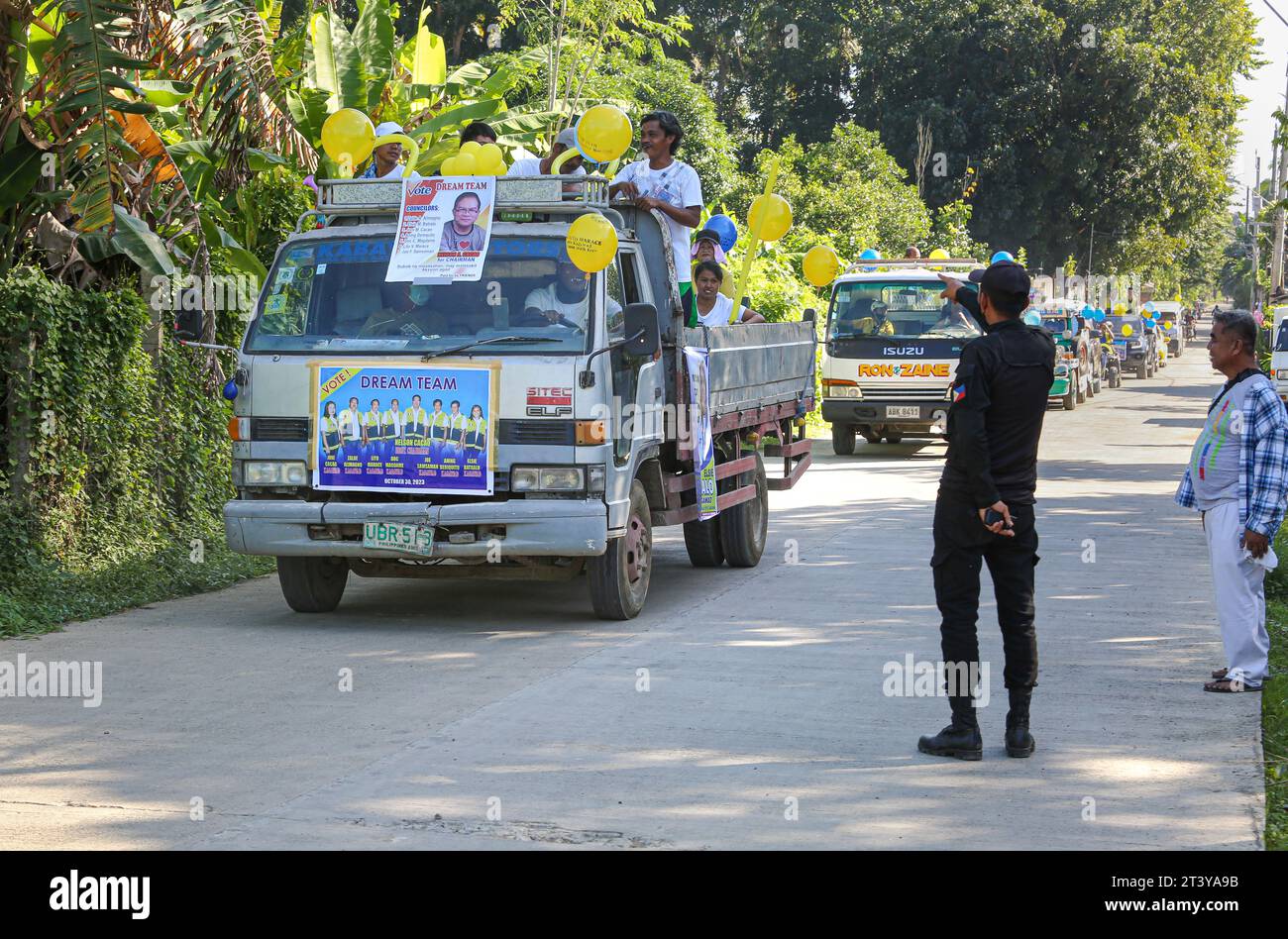 San Pablo, Philippines. 27 octobre 2023 : derniers jours de campagne avant les élections du 30e barangays et Sangguniang Kabataan (BSKE) de lundi. Le barangay est la plus petite division administrative des Philippines mais l'élection du président et des conseillers peut être une source de violence dans le pays. La Commission électorale (COMELEC) supervise toutes les activités de campagne. La police signale des dizaines d'incidents violents et au moins 8 tués dans le cadre d'élections. Jusqu'à 1 841 personnes ont été arrêtées pour port d'armes à feu malgré l'interdiction d'armes à feu et 5 532 armes à feu saisies.crédit : Kevin Izorce/Alamy Live News Banque D'Images