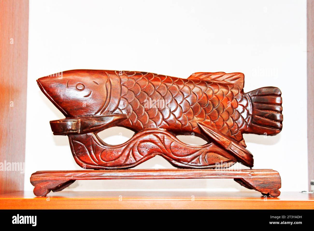 Poisson dragon doré, sculptures en séquoia de style traditionnel chinois Banque D'Images