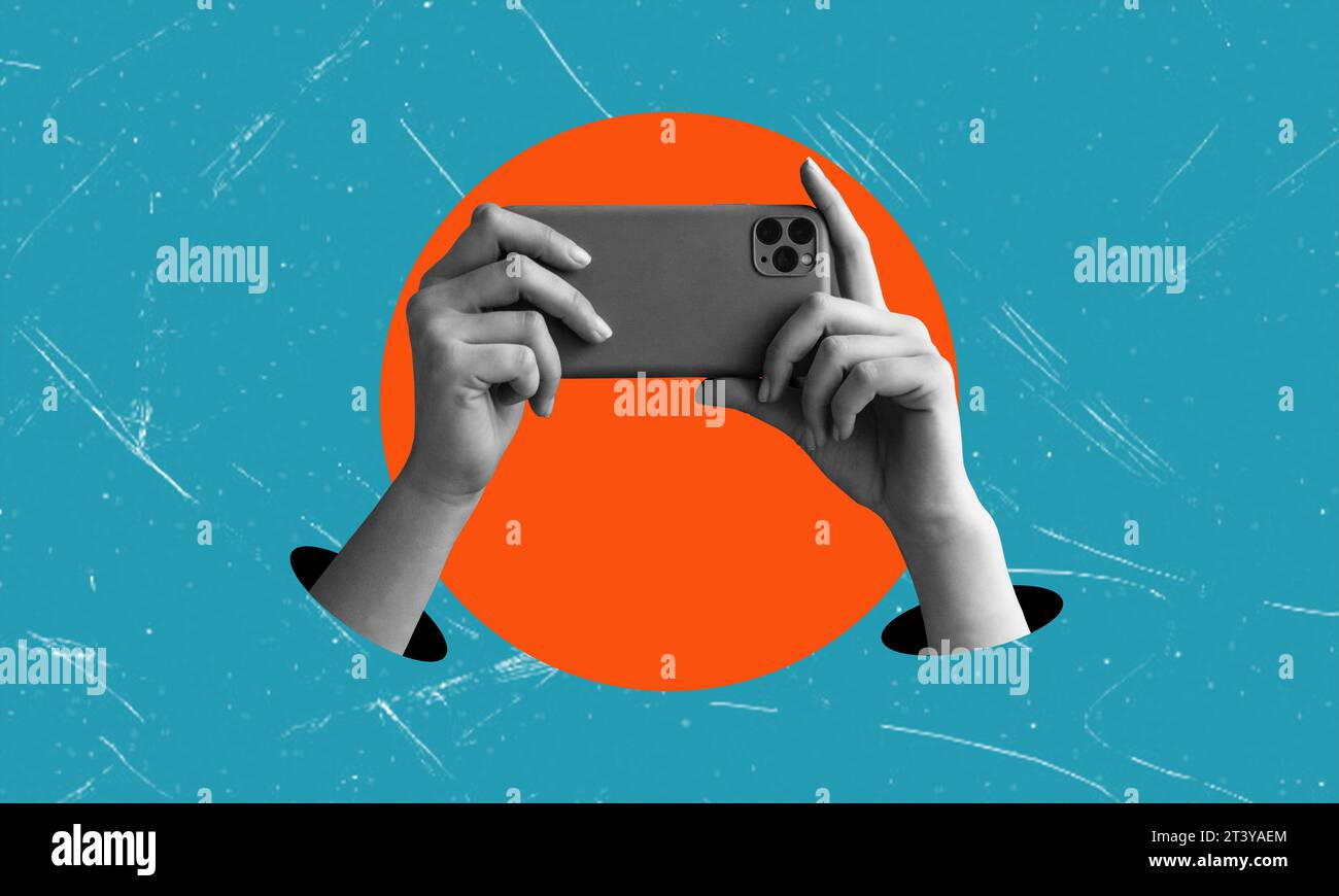 Affiche d'art conceptuel contemporain montrant une main tenant un smartphone, prendre une photo. Collage d'art contemporain sur fond bleu Banque D'Images