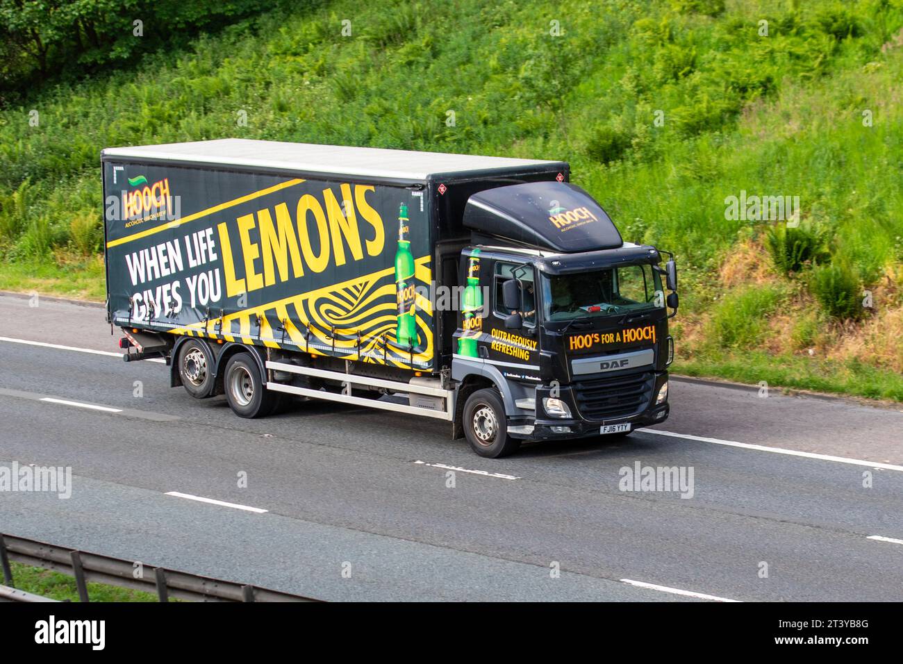 Hooch   When Life Gives You Lemons' Hoo's pour Hooch DAF camion à flanc de rue. 2016 Daf Trucks Diesel 6700 cc ; voyageant sur l'autoroute M6 dans le Grand Manchester, Royaume-Uni Banque D'Images