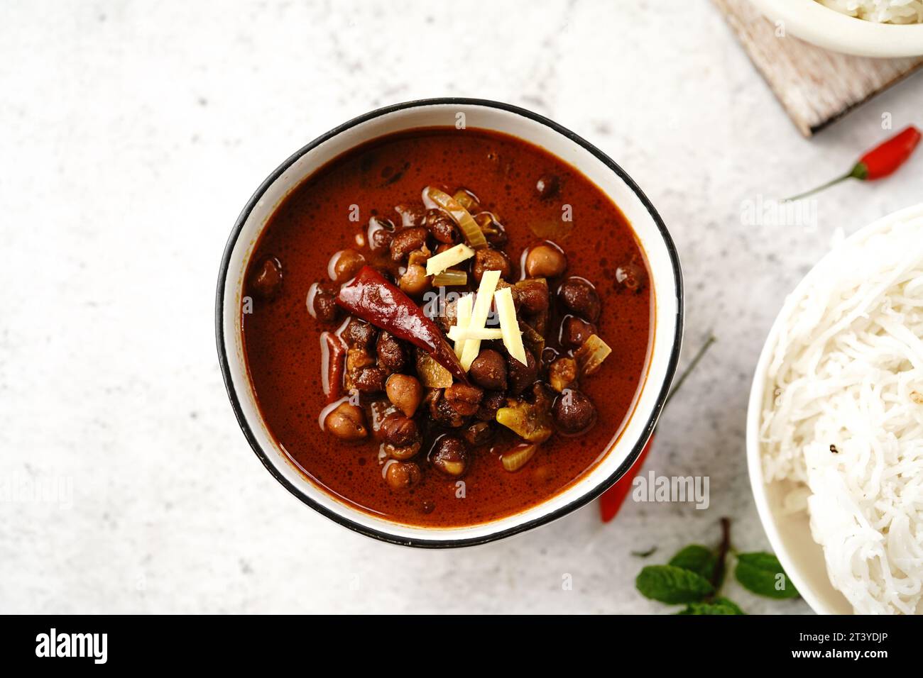 Kala Channa ou pois chiches noirs | Kerala Kadala curry servi avec riz et idiyappam Banque D'Images