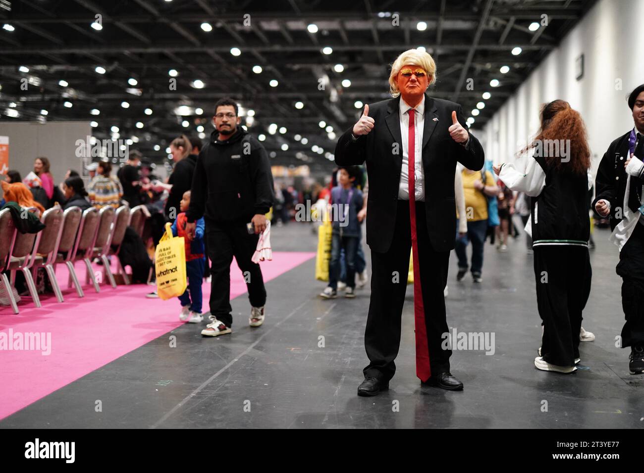 Une personne habillée en ancien président américain Donald Trump pendant MCM Comic con à l'Excel London dans l'est de Londres. Date de la photo : Vendredi 27 octobre 2023. Banque D'Images