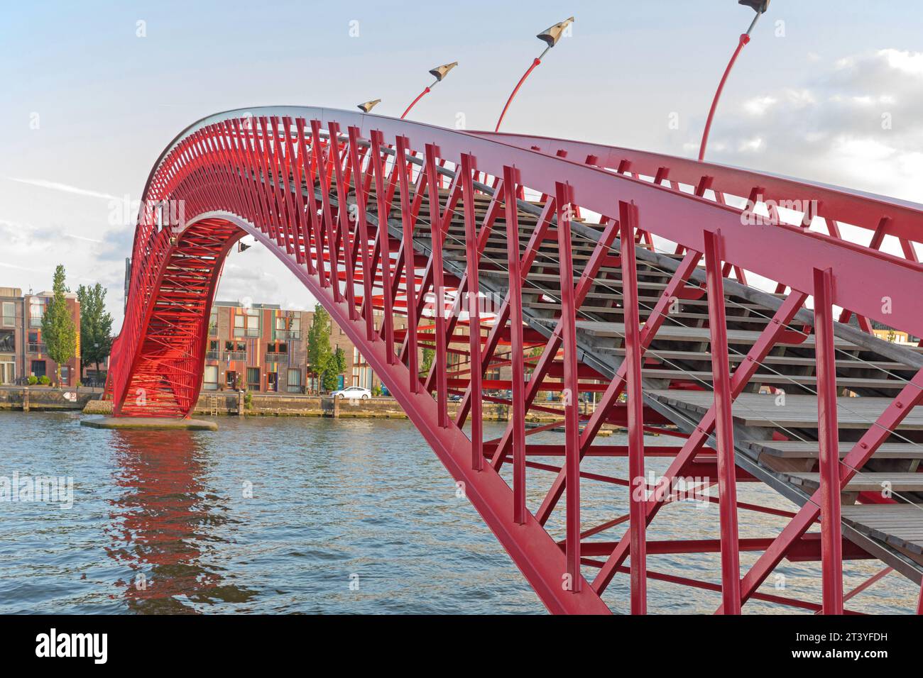 Amsterdam, pays-Bas - 17 mai 2018 : Pont rouge de Pyton au-dessus du canal d'eau dans l'est d'Amsterdam, Hollande. Banque D'Images