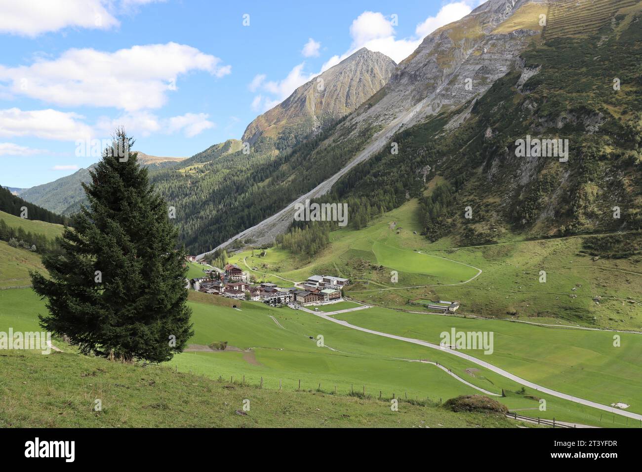 Belle vue sur une vallée idyllique avec le petit village de Hintertux, Autriche Banque D'Images