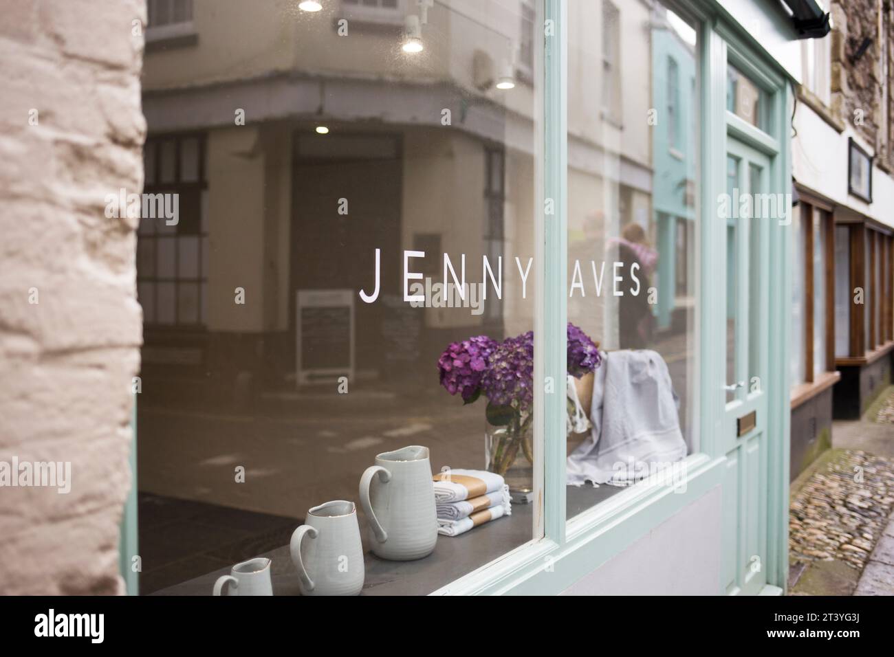 Mevagissey dans la série Cornwall - vitrine Jenny Aves avec reflet et fleurs violettes Banque D'Images