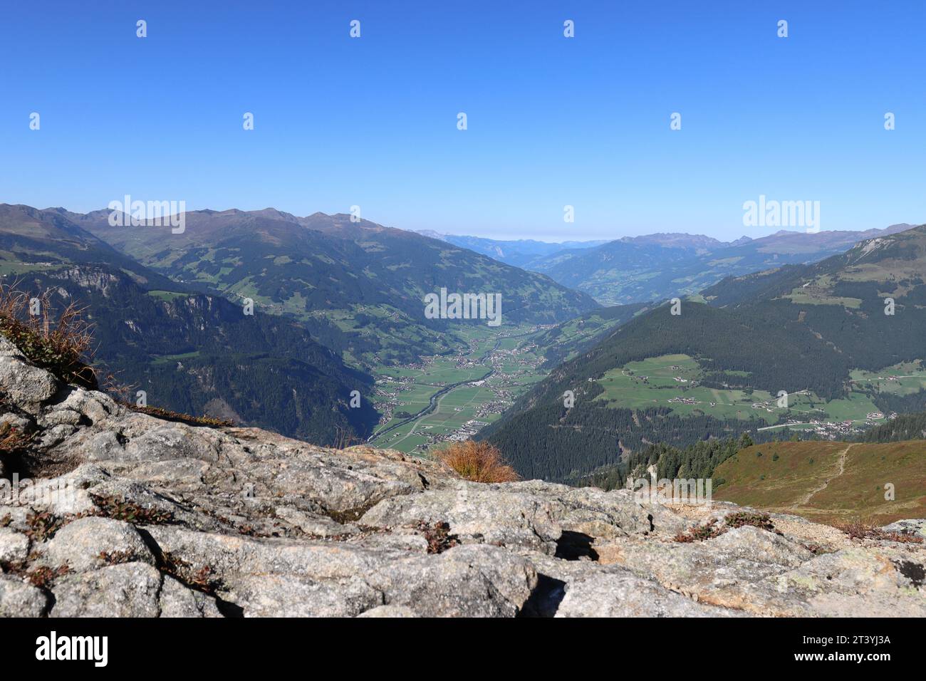 Large vue depuis le plateau d'Ahorn dans le Zillertal sous un ciel bleu clair Banque D'Images