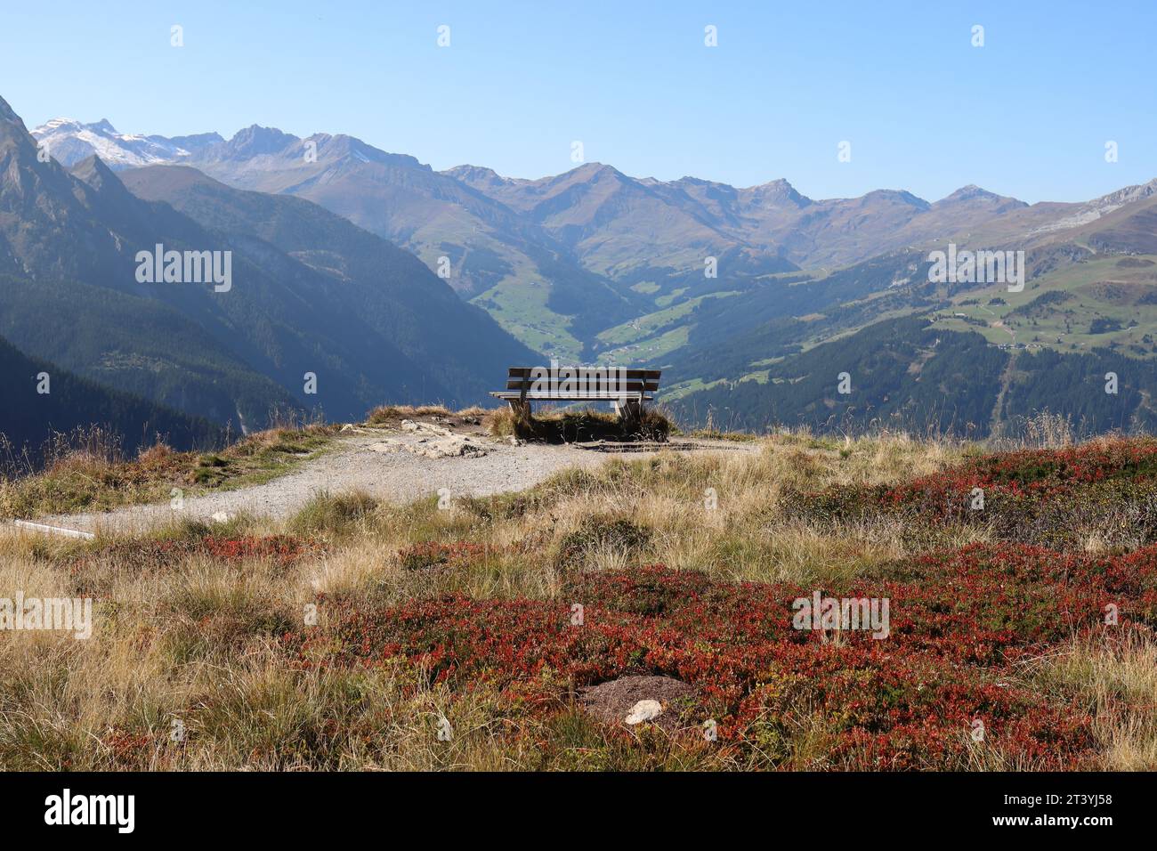 Vue grand angle d'un banc en bois dans les montagnes avec vue panoramique, Mayrhofen, plateau d'érable, Zillertal Banque D'Images