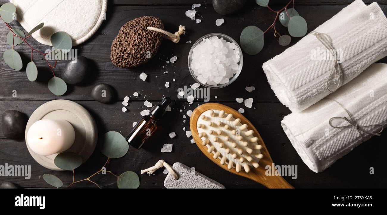 soin spa. articles de soins de la peau pour les procédures de bain sur la table en bois noir foncé. bien-être corporel. bannière vue de dessus Banque D'Images