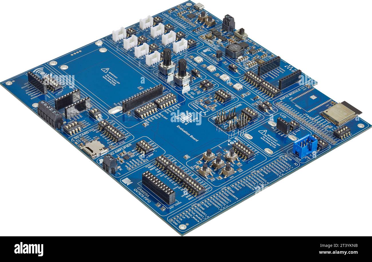 circuit imprimé avec composants électroniques sur fond blanc Banque D'Images