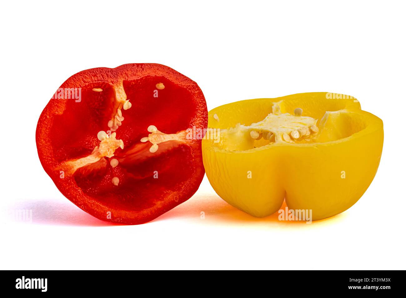 deux moitiés de poivron jaune et rouge sur fond blanc Banque D'Images