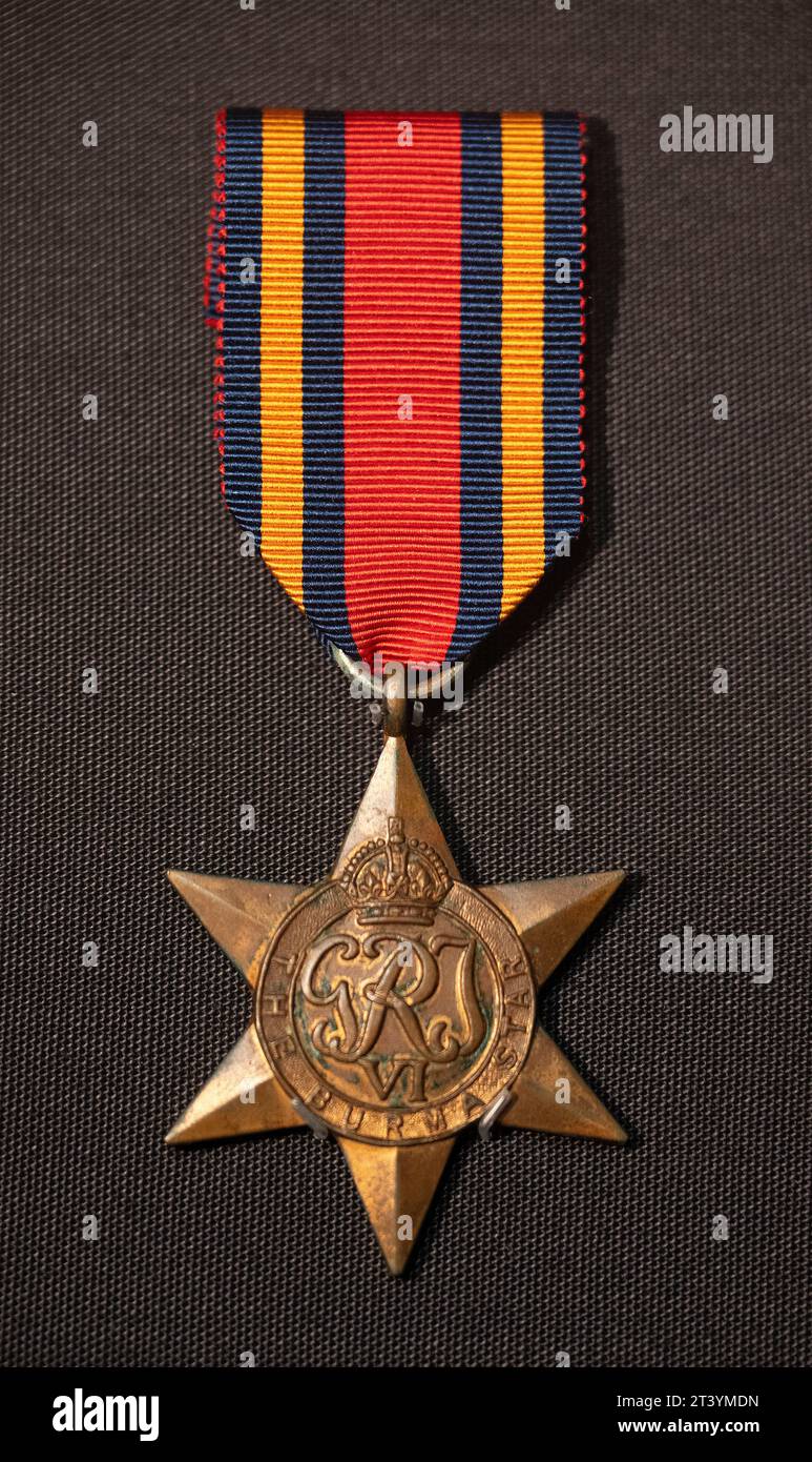 (SOUS EMBARGO jusqu'à 00:01am mardi 31 octobre 2023 pour une utilisation en ligne mais peut être publié pour une utilisation IMPRIMÉE le 31 octobre) The British Museum, Londres, Royaume-Uni. 27 octobre 2023. Burma to Myanmar est la première grande exposition au Royaume-Uni à se concentrer sur l'histoire du Myanmar - également connu sous le nom de Birmanie. Image : Médaille Burma Star, décernée aux troupes alliées servant en Birmanie entre 11.12.1941-2,9.1945. Décerné à Ramchandrabahadur Ghale du 3e bataillon, 3e Gurkha Rifles. Musée Gurkha, Winchester. Crédit : Malcolm Park/Alamy Live News Banque D'Images