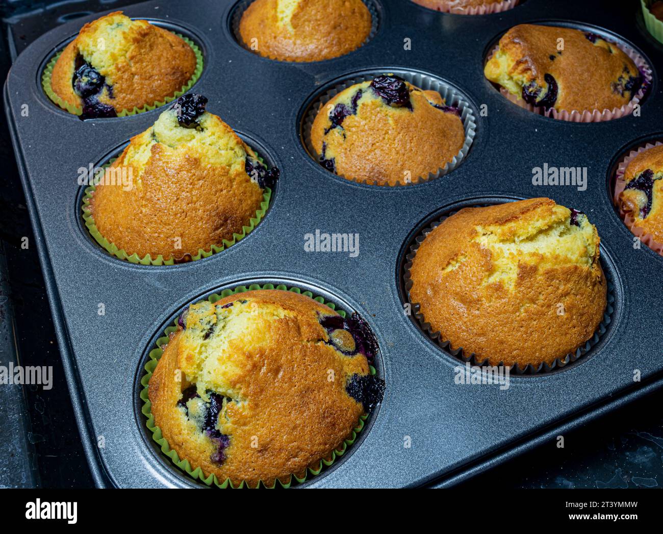 muffins avec des baies dans un plat allant au four Banque D'Images