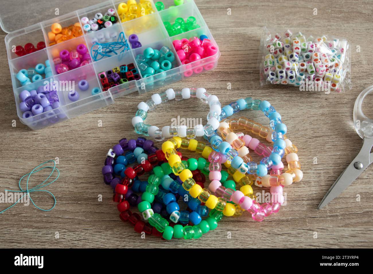 Gros plan d'un bracelet décoratif de perles colorées Banque D'Images