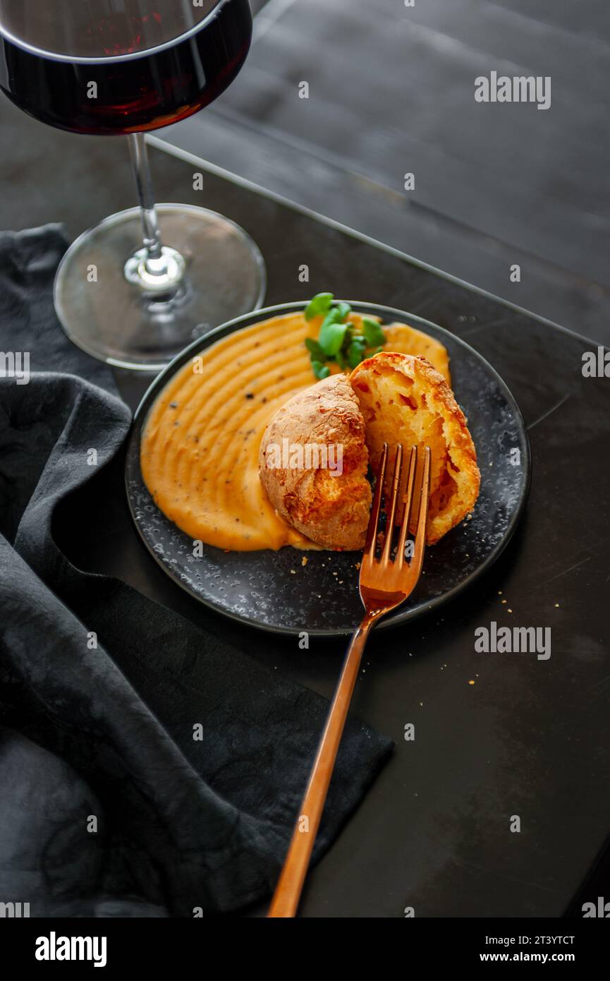 Brioche au fromage Bow de queujo avec pâte de truffes et fromage cheddar Banque D'Images