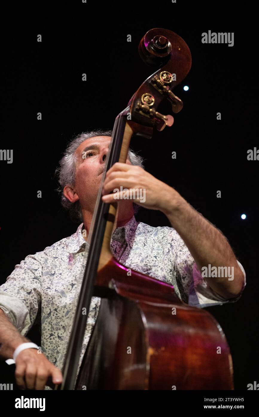 Le bassiste de jazz Steve Watts joue en concert avec Adam Glasser Quartet, Scarborough Jazz Festival 2023 Banque D'Images