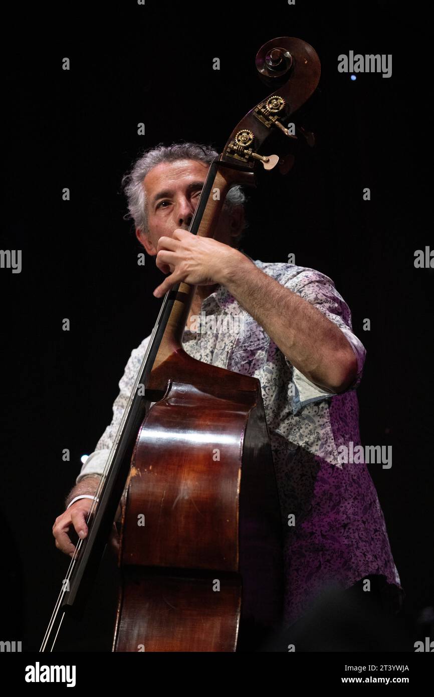 Le bassiste de jazz Steve Watts joue en concert avec Adam Glasser Quartet, Scarborough Jazz Festival 2023 Banque D'Images