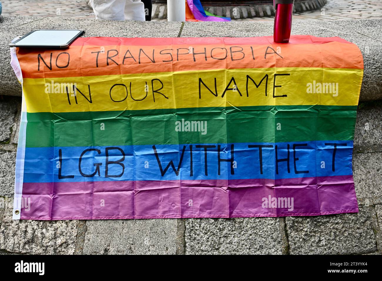 Londres, Royaume-Uni. 27/10/2023, les membres de la communauté trans ont manifesté leur solidarité en manifestant contre l'Alliance LGB lors de leur conférence qui a eu lieu au Queen Elizabeth II Conference Centre, Westminster. Crédit : michael melia/Alamy Live News Banque D'Images