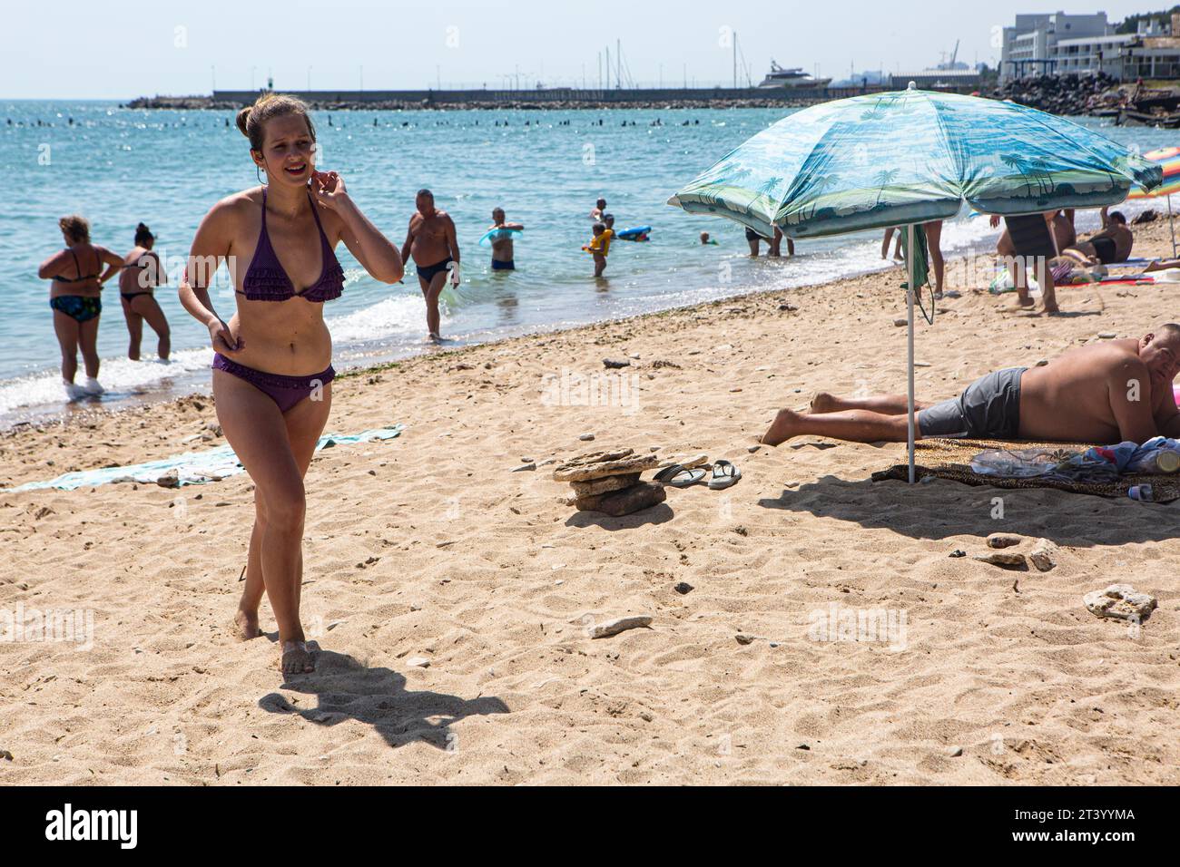 Jeune fille ukrainienne marche sur la plage de sable Miguel à Odessa, en Ukraine, profitant de vacances très abordables, toujours confortables et relaxantes, août 2017 Banque D'Images