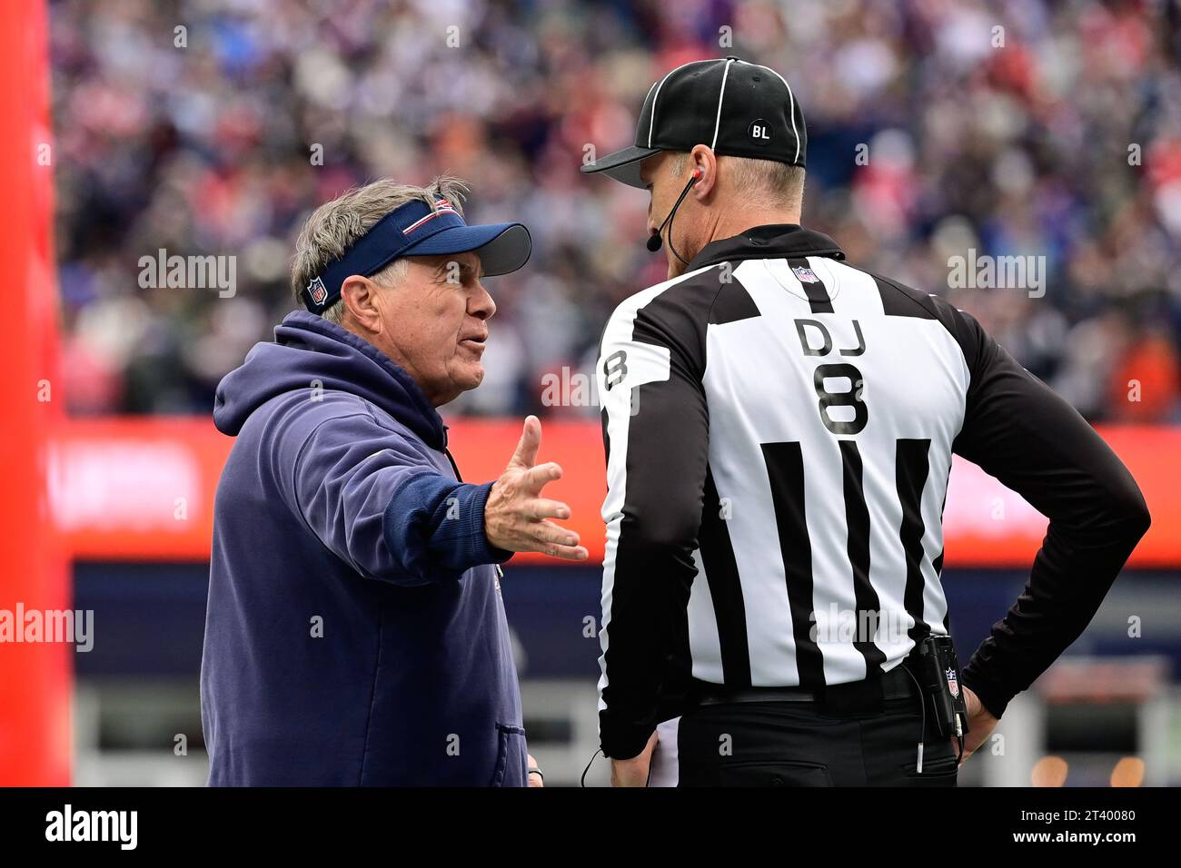 Foxborough, Massachusetts, États-Unis. 22 octobre 2023. ; L'entraîneur-chef des Patriots de la Nouvelle-Angleterre, Bill Belichick, parle au juge Dana McKenzie (8) lors de la seconde mi-temps contre les Bills de Buffalo à Foxborough, Massachusetts. Eric Canha/Cal Sport Media/Alamy Live News Banque D'Images