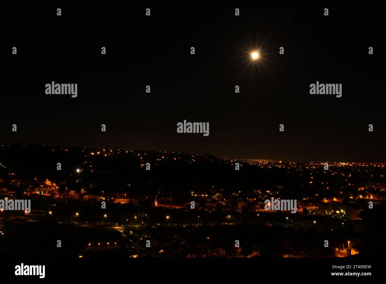 Vue de Nice depuis le Haut de Cagnes à Cagnes sur Mer la nuit (France). Paysage urbain hivernal français, lumières méditerranéennes la nuit. Banque D'Images