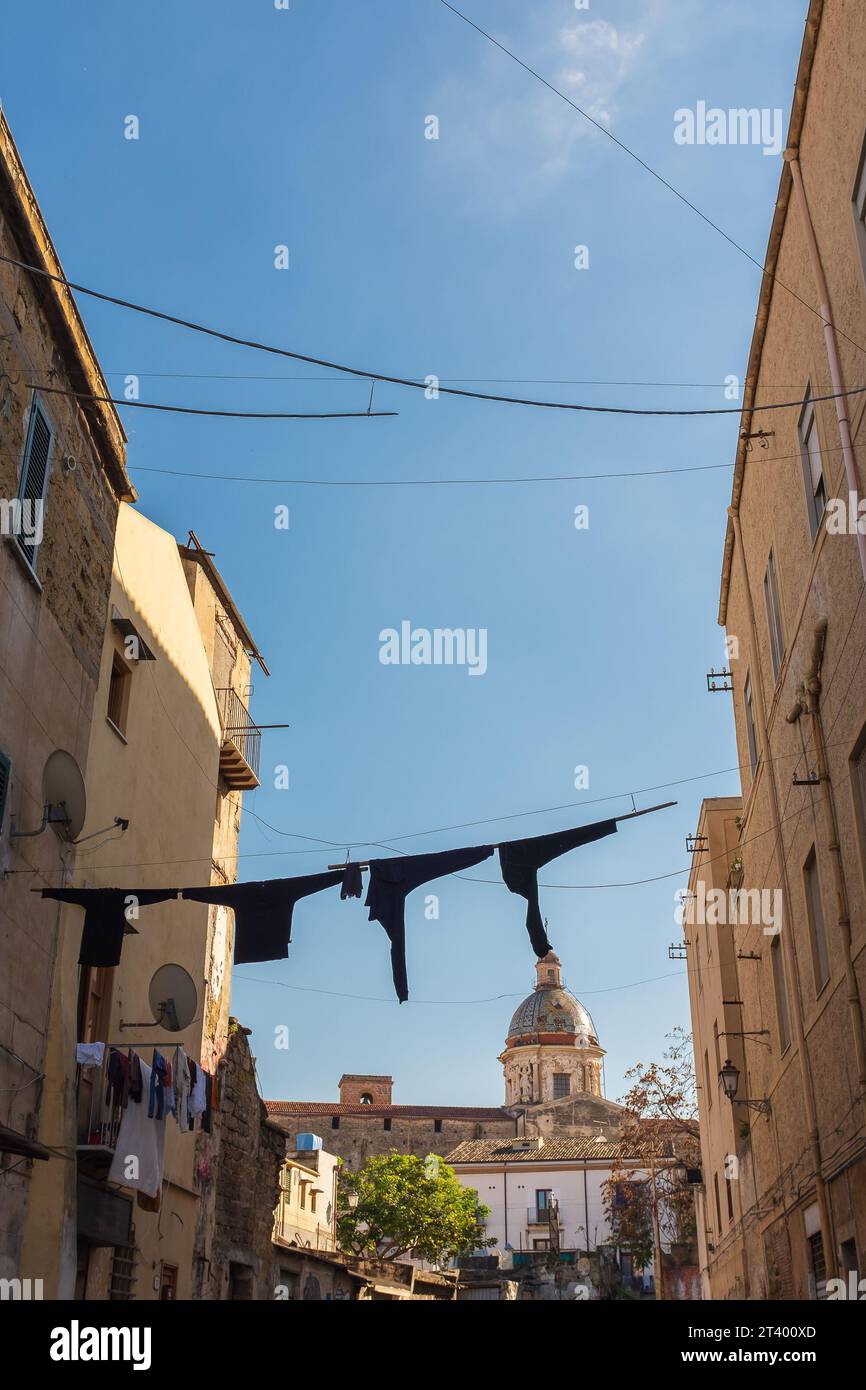 Palerme, Sicile, 2016. Buanderie sur une ligne de vêtements avec l'église du Carmine Maggiore et son dôme carrelé de maiolica en arrière-plan (vertical) Banque D'Images