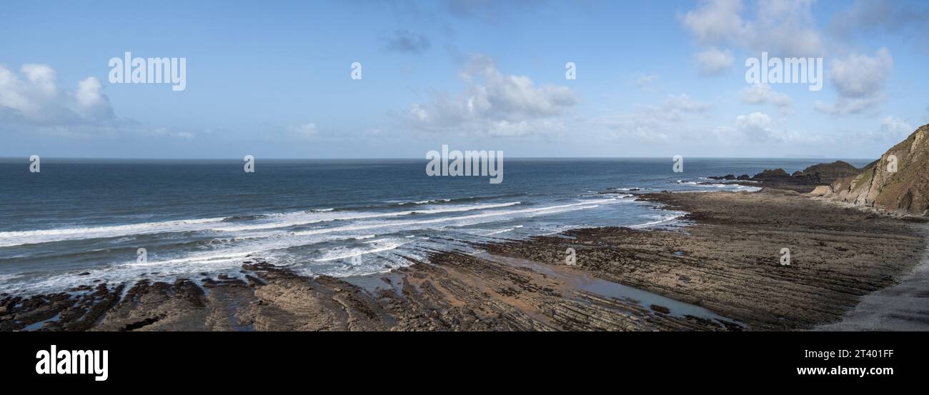 Vue sur les rochers spectaculaires et le paysage marin de Speke's Mill Mouth Beach, à Hartland, North Devon, Royaume-Uni. Banque D'Images