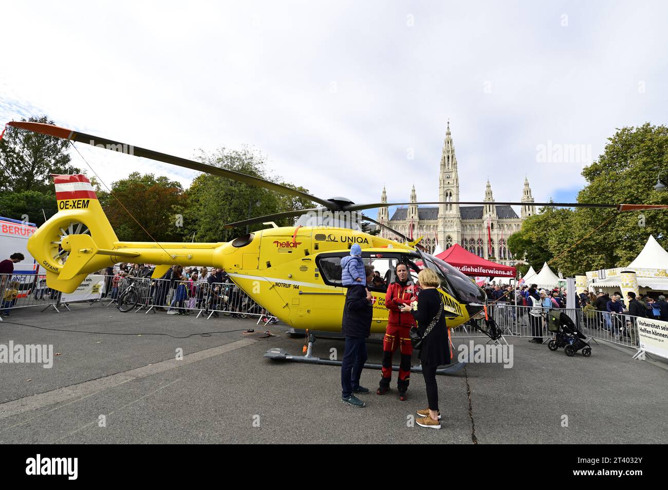Vienne, Autriche. Festival de la sécurité de Vienne sur la place de la mairie de Vienne. Hélicoptère de sauvetage ÖAMTC Banque D'Images