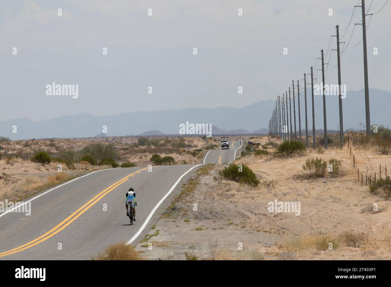 Vélo cycliste coureur en Arizona route chaude avec bâton de pole pendant la course à travers l'Amérique (RAAM) Banque D'Images
