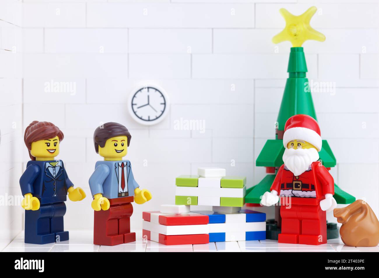 Tambov, Fédération de Russie - 4 novembre 2020 des figurines Lego d'affaires ayant une fête de Noël dans leur bureau. Banque D'Images