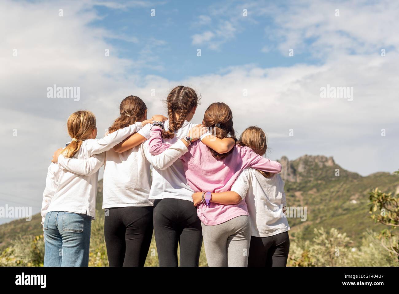 Cinq amies filles blotties et contemplant l'horizon au milieu de la nature. Concept d'amitié, d'unité et de camaraderie. Lié par un but commun Banque D'Images