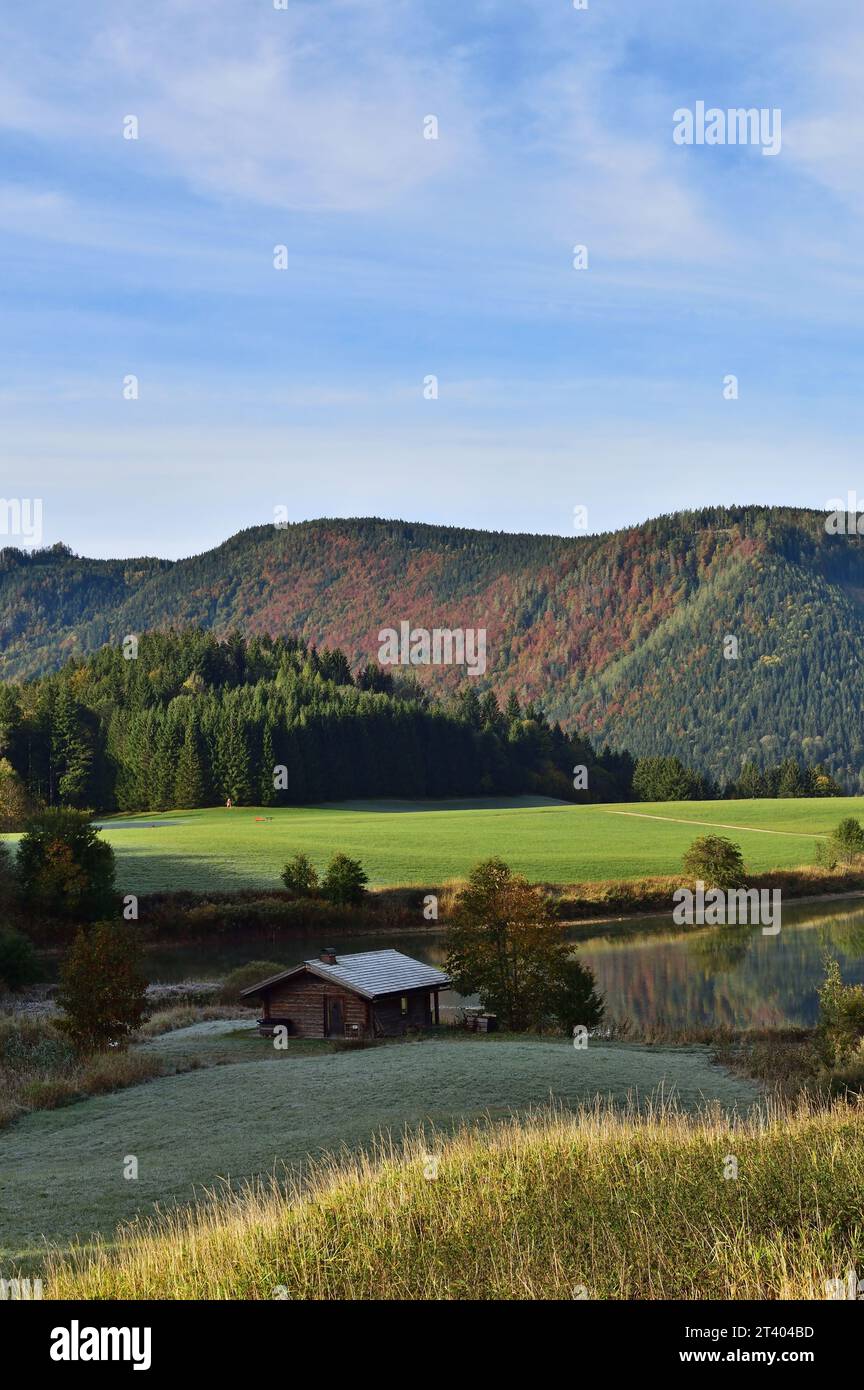 Cabane de pêche au bord du lac de montagne près de Mariazell, verticale Banque D'Images