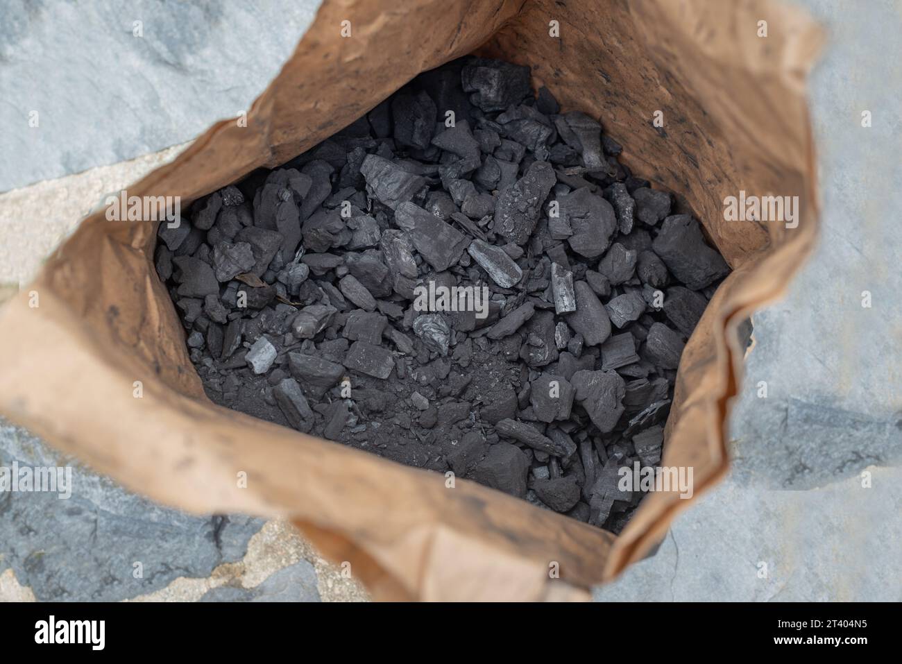 Gros plan d'un sac de charbon de bois à utiliser dans le barbecue Banque D'Images