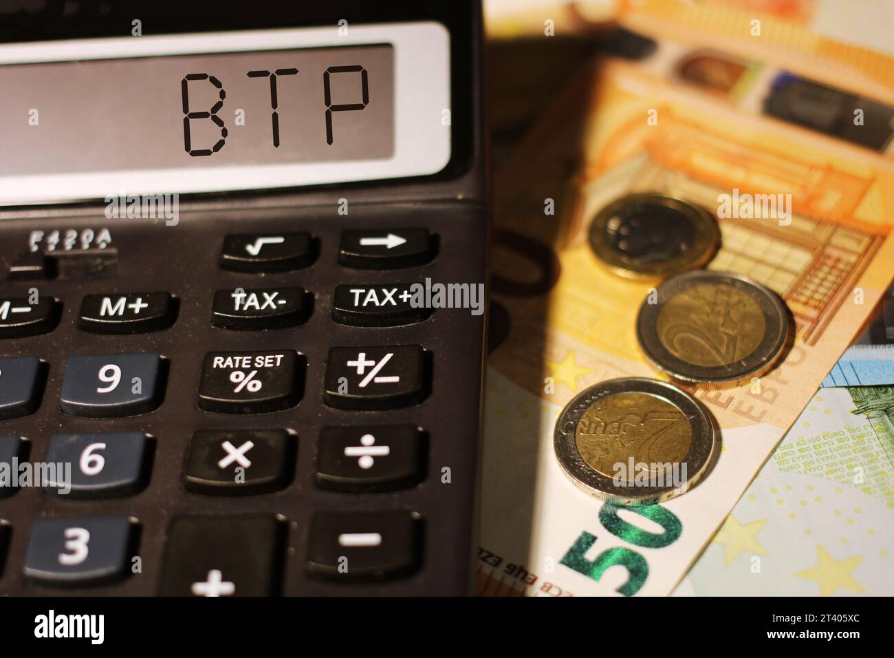 Calculatrice avec le texte « BTP » traduit par obligations d’État italiennes. Banque D'Images