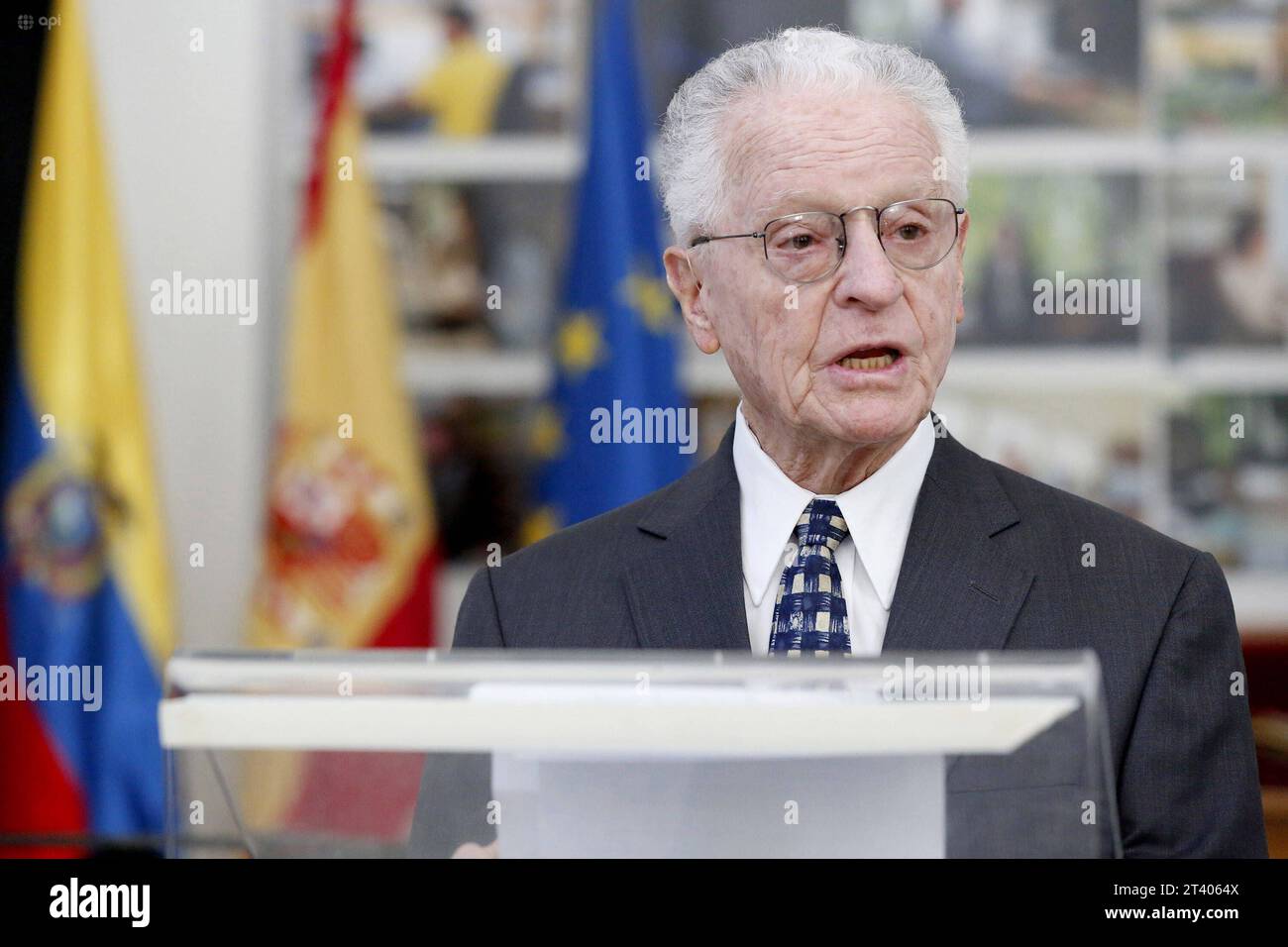 INT-CSIC-ECUADOR-ESPANA-CACAO El embajador del Ecuador en Espana, AndrÃ s Vallejo c, junto a la directora del Real jardin Botanico-CSIC de Madrid, Maria-Paz Martin iy la vicepresidenta Adjunta de Internacionalizacion y Cooperacion del CSIC, Isabel Diaz Carretero d, durante la entrega de la primera planta de cacao de la variedad nacional fino arooma, en el Real jardin Botanico en Madrid. FIN-INT-CSIC-ECUADOR-ESPAÃA-CACAO-abe6f3fafa2c2f7755fd64a6df2b17cc *** INT CSIC ECUADOR ESPAGNE CACAO Ambassadeur d'Équateur en Espagne, AndrÃ s Vallejo c, avec le Directeur du Real jardin Botanico Banque D'Images