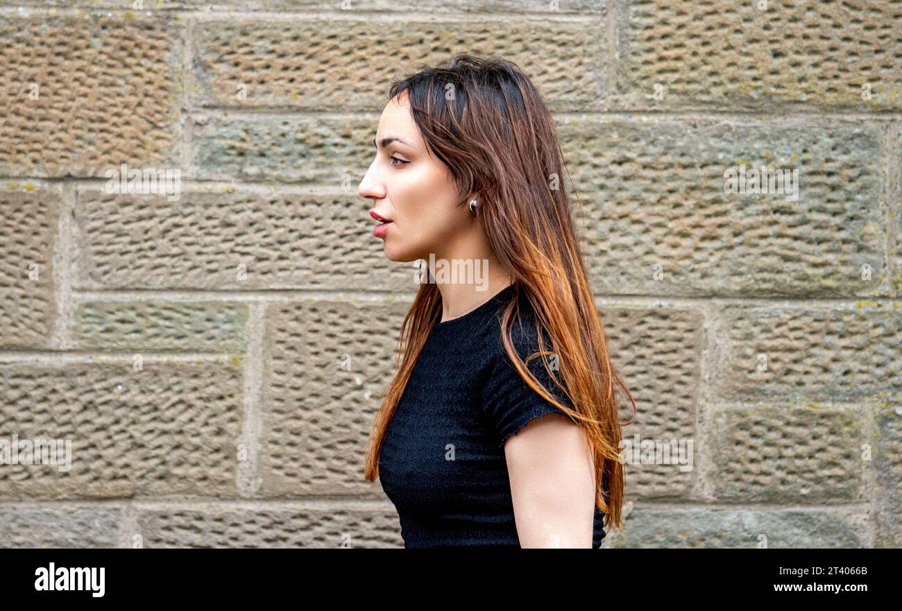 Au cours d'une séance photo dans le centre-ville de Dundee, une femme magnifique s'amusant à poser pour la caméra à Dundee, en Écosse Banque D'Images