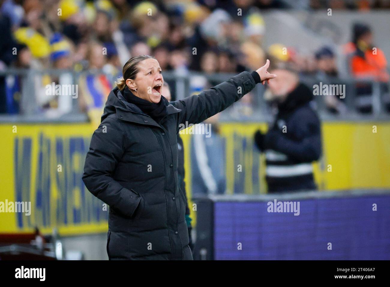 L'entraîneur-chef suisse Inka Grings fait des gestes lors de l'UEFA Women's Nations League, groupe A4, entre la Suède et la Suisse au Gamla Ullevi à Gothenburg, Suède, le 27 octobre 2023.photo : Adam Ihse / TT / code 9200 Banque D'Images