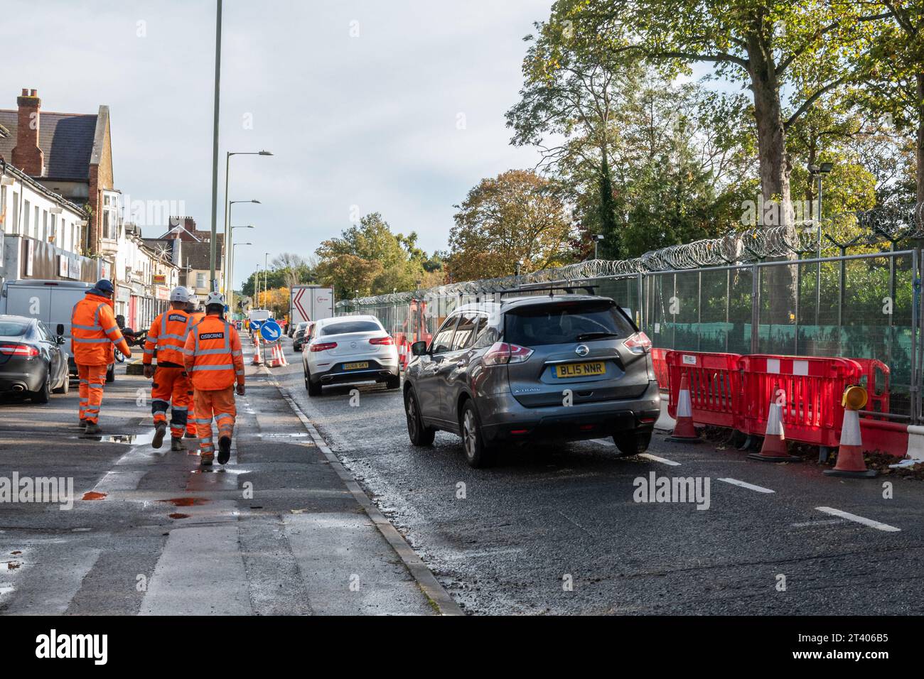 Travaux routiers de Lynchford Road en octobre 2023, le projet d'amélioration des transports de Farnborough devait durer 70 semaines, Hampshire, Angleterre, Royaume-Uni Banque D'Images