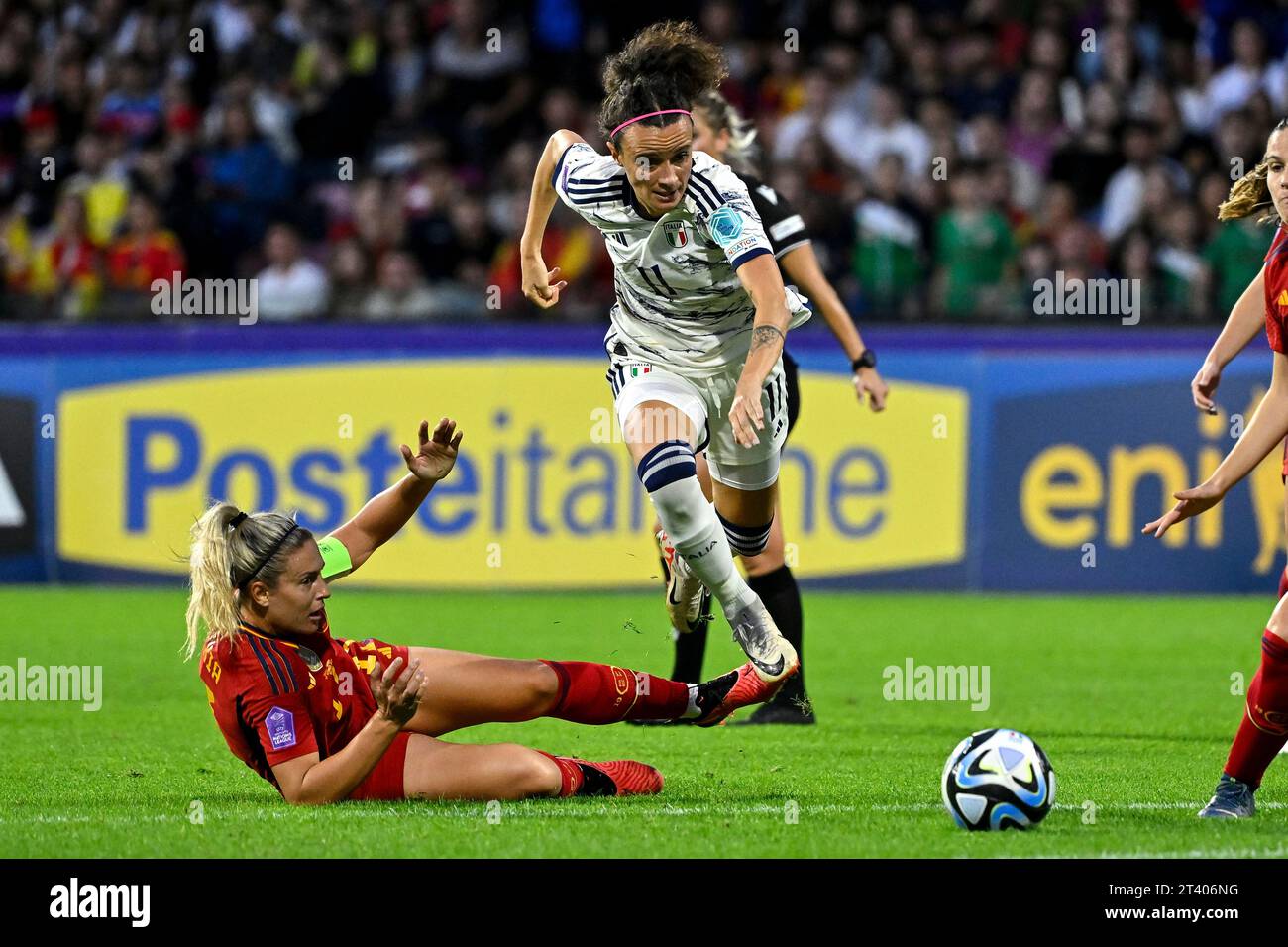 Salerne, Italie. 27 octobre 2023. Alexia Putellas d'Espagne et Barbara Bonansea d'Italie s'affrontent pour le ballon lors de l'UEFA Women Nations League, Un match de football entre l'Italie et l'Espagne au stade Arechi de Salerne (Italie), le 27 octobre 2023. Crédit : Insidefoto di andrea staccioli/Alamy Live News Banque D'Images