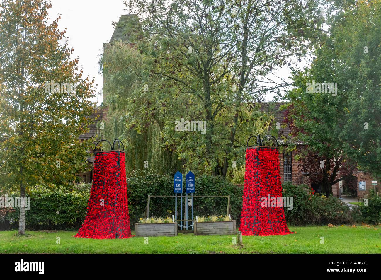 Décorations du jour du souvenir, pour le jour du coquelicot, automne 2023, cascade de coquelicots dans le village de Hook dans le Hampshire, Angleterre, Royaume-Uni Banque D'Images