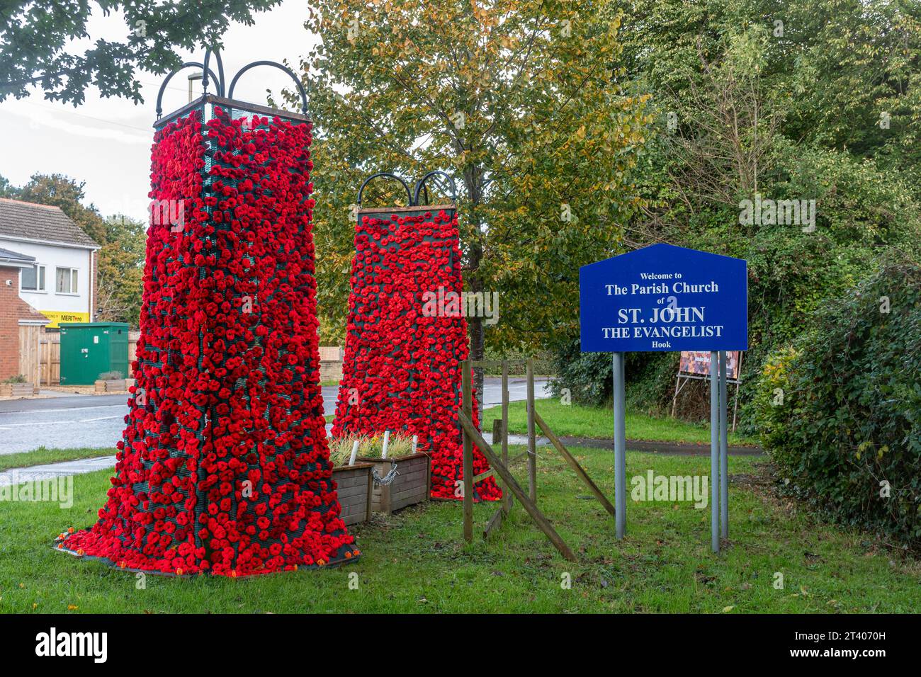 Décorations du jour du souvenir, pour le jour du coquelicot, automne 2023, cascade de coquelicots dans le village de Hook dans le Hampshire, Angleterre, Royaume-Uni Banque D'Images