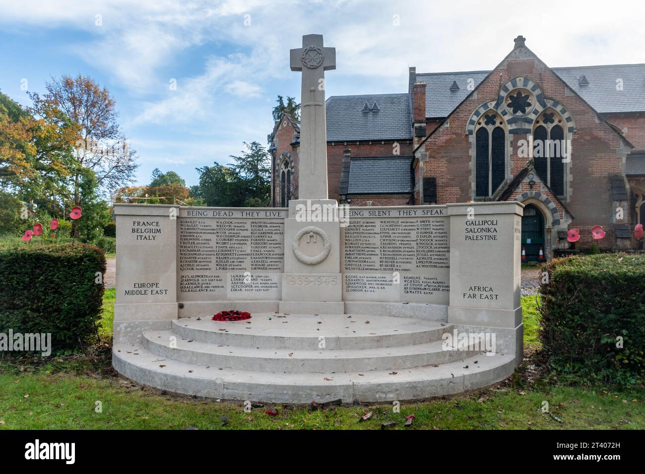 Mémorial de guerre Hartley Wintney, Guerre mondiale 1 & 2, à côté de l'église St Johns dans le village, Hampshire, Angleterre, Royaume-Uni Banque D'Images