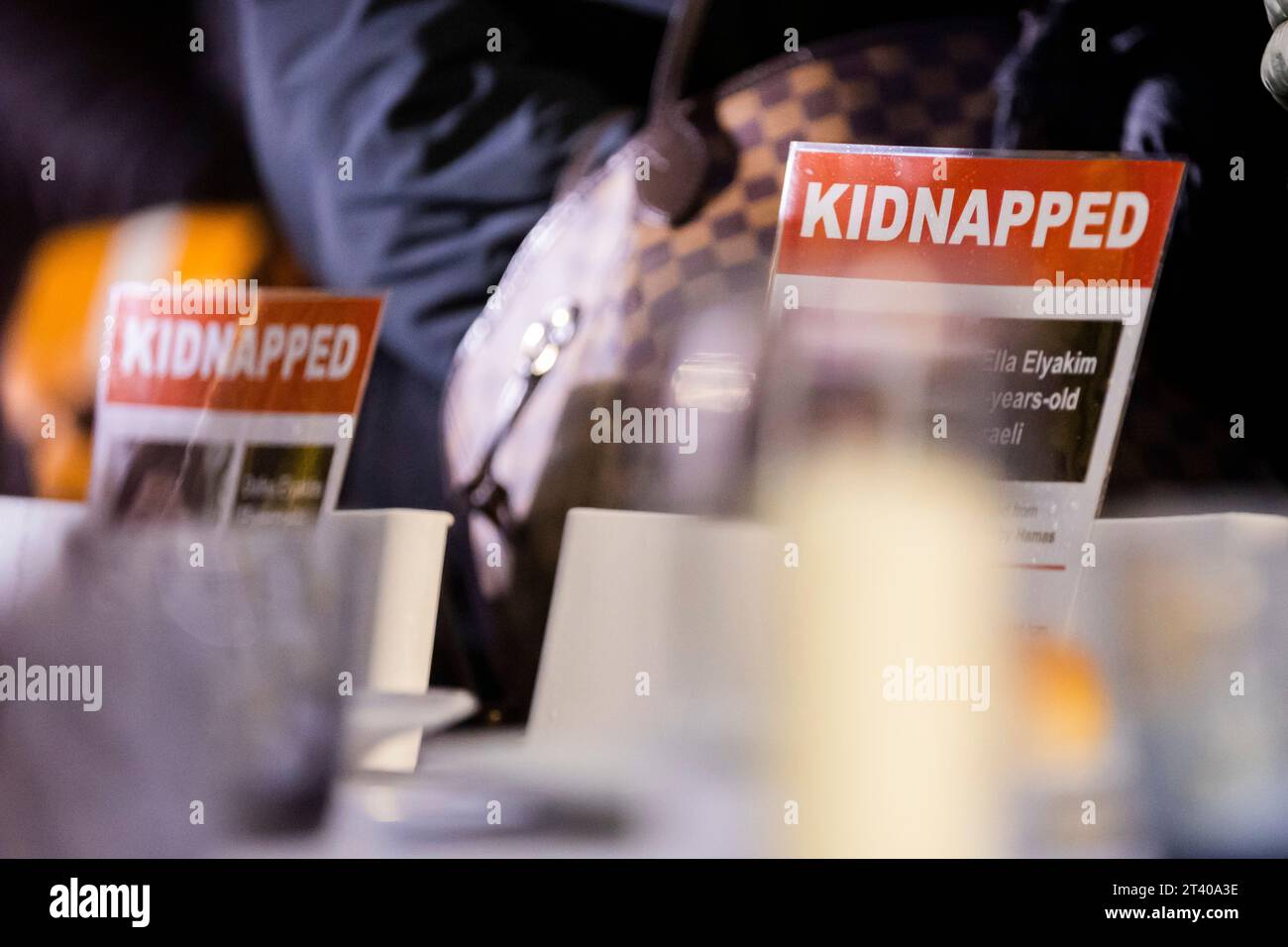 Berlin, Allemagne. 27 octobre 2023. Des photos de personnes enlevées sont vues à une table de Shabbat organisée de manière festive avec 220 chaises vides, représentant les 220 otages israéliens du Hamas, lors d'une action de solidarité de la communauté juive de Berlin à Fasanenstraße, dans le quartier berlinois Charlottenburg-Wilmersdorf. Crédit : Christoph Soeder/dpa/Alamy Live News Banque D'Images