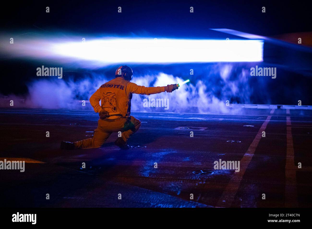 États-Unis. 19 octobre 2023. Le lieutenant Sean Greiner signale le lancement d'un avion de chasse F/A-18E Super Hornet, attaché aux tireurs du Strike Fighter Squadron (VFA) 105, à bord du porte-avions USS Dwight D. Eisenhower (CVN 69) dans l'océan Atlantique le 19 octobre 2023. Le Dwight D. Eisenhower Carrier Strike Group est sur un déploiement programmé pour fournir à l'autorité de commandement nationale une capacité de combat flexible et adaptable pour maintenir la stabilité maritime et assurer l'accès, dissuader l'agression et défendre les intérêts américains, alliés et partenaires. (Image de crédit : © U.S. Navy/ZUMA Press Wire) Ed Banque D'Images