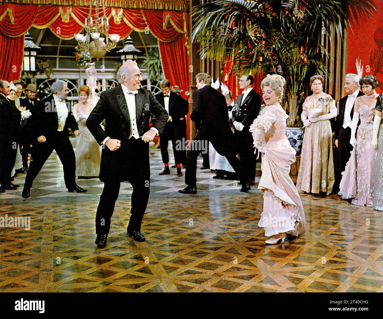 Ed Begley, Hermione Baddeley, sur le plateau du film musical, 'l'insubmersible Molly Brown', MGM, 1964 Banque D'Images