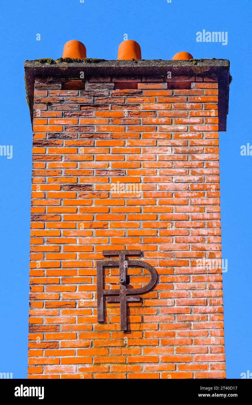 1950/60s élégant français 'PTTt' (postes, télégraphes et téléphones) logo en métal sur cheminée du bureau de poste local - Preuilly-sur-Claise, France. Banque D'Images