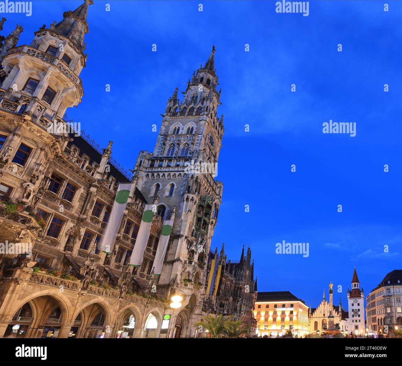 La place de Marie illuminée au crépuscule avec l'ancien hôtel de ville en arrière-plan à Munich, en Allemagne Banque D'Images