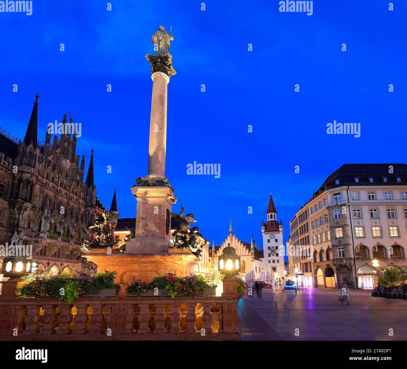 Vue sur l'hôtel de ville principal avec tour de l'horloge sur la place Marie illuminée au crépuscule avec l'ancien hôtel de ville sur le fond à Munich, Allemagne Banque D'Images