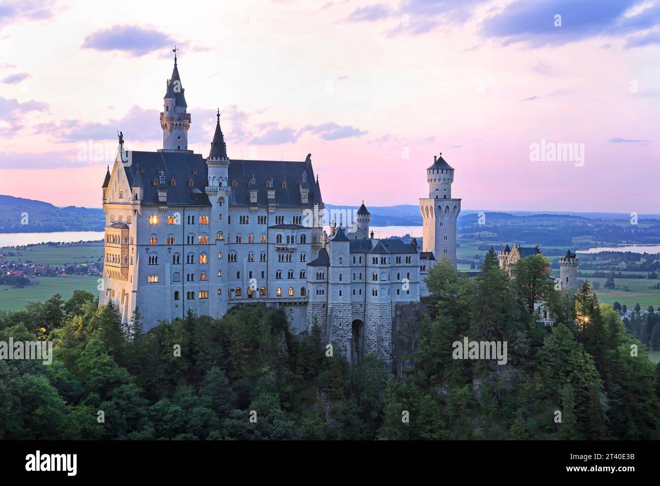 Château de Neuschwanstein vu de Marienbrucke au crépuscule avec ciel violet sur le fond Banque D'Images